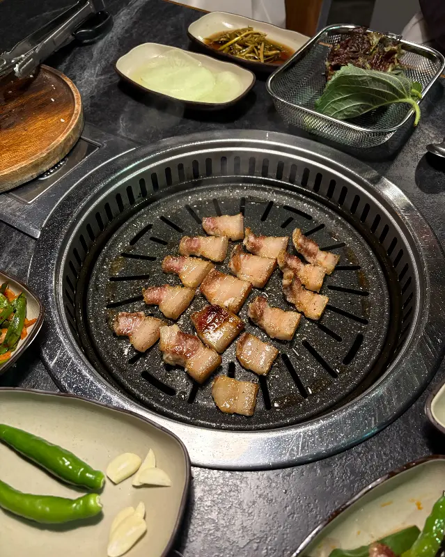 노릇하게 구워진 볏짚 삼겹살과 야채