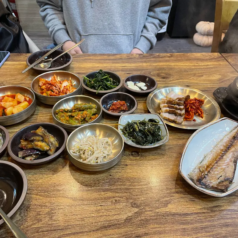 푸짐하게 차려진 한 상