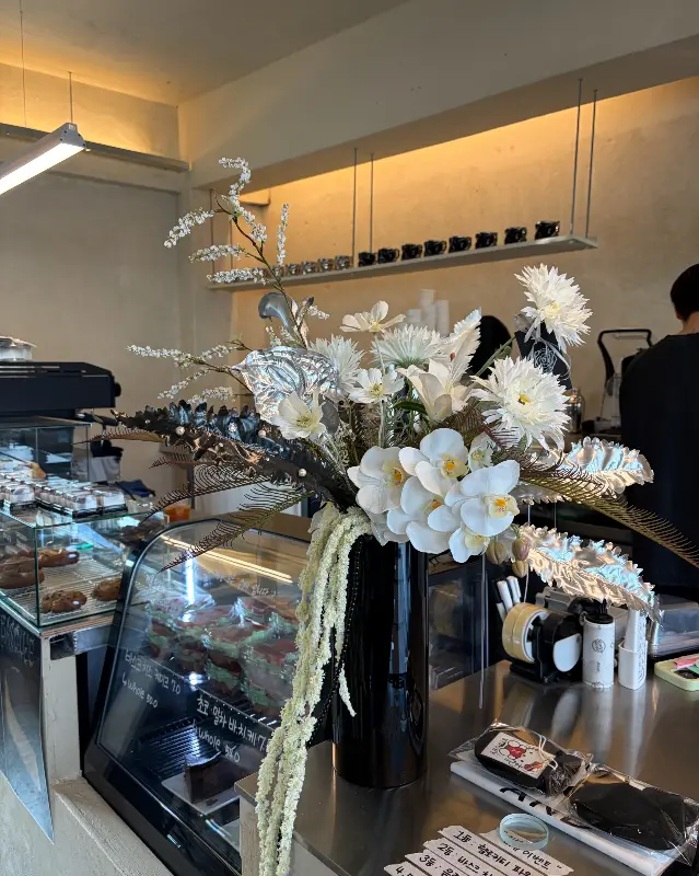 카운터 위의 꽃 장식