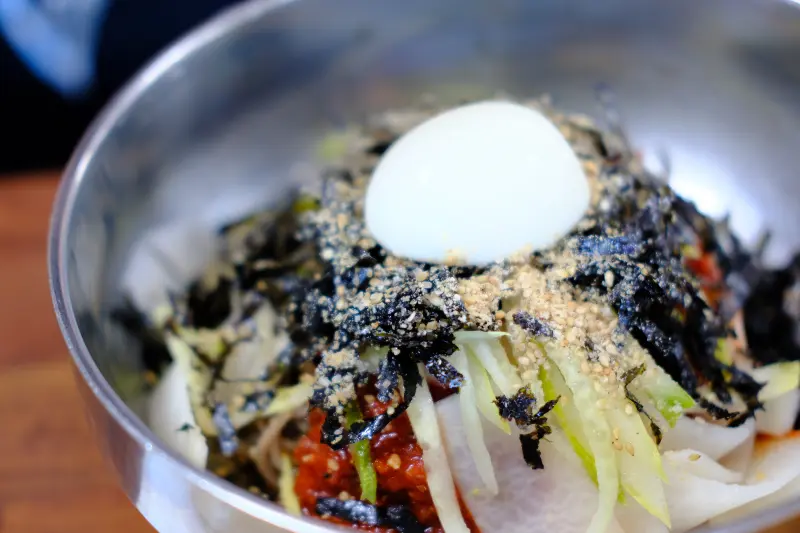계란과 김가루가 올려진 막국수