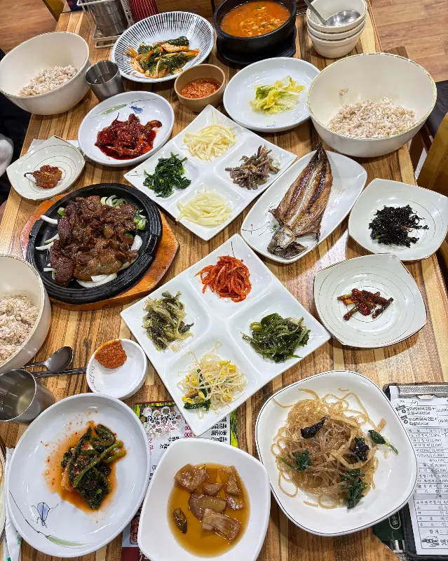 가득 차려진 한 상