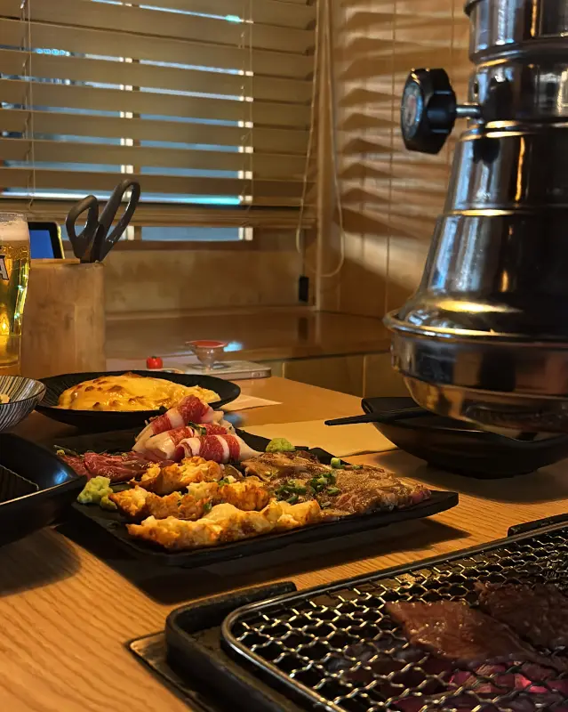 다양한 메뉴와 술이 준비된 도쿄화로