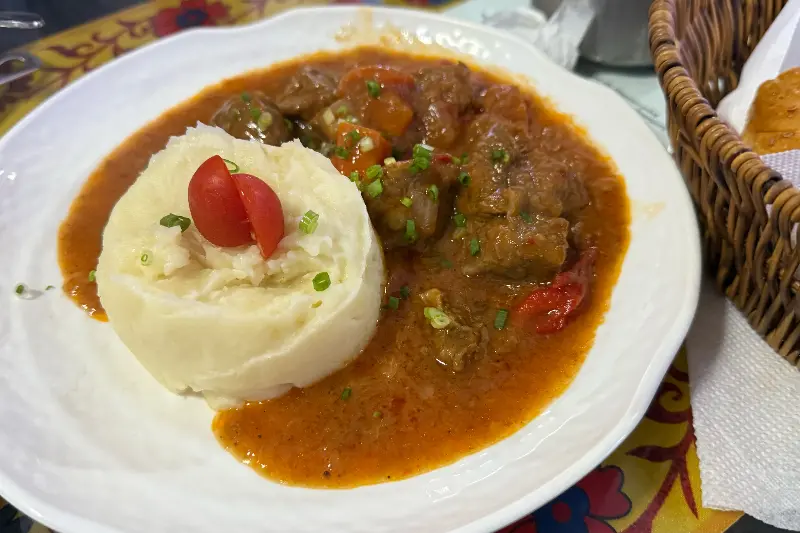 메쉬드 포테이토와 고기가 함께 나오는 메뉴