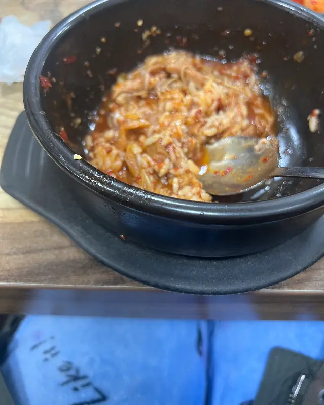 매콤한 양념에 비벼 먹는 밥
