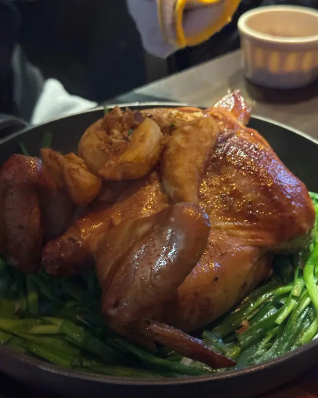 만계화 참나무 장작구이 치킨의 윤기 넘치는 모습