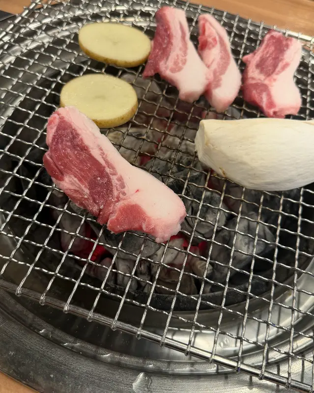 숯불 위에서 익어가는 뒷고기