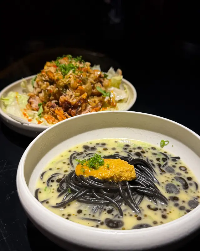 독특한 비주얼의 들기름 성게알 국수