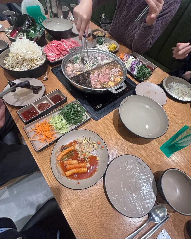 샤브샤브를 즐기는 사람들의 모습