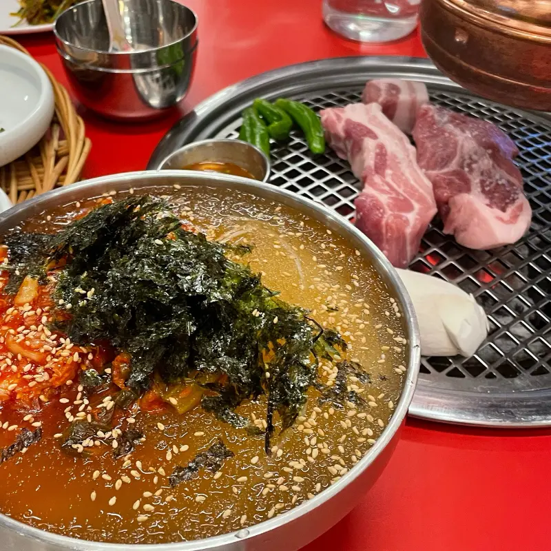 물냉면과 삼겹살의 조화