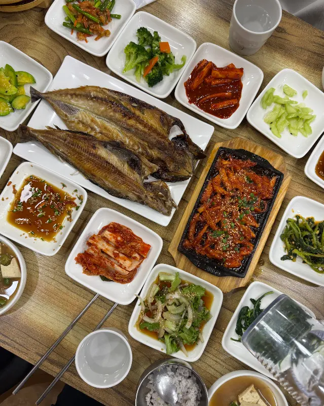 푸짐하게 차려진 곤드레 생선정식 한 상