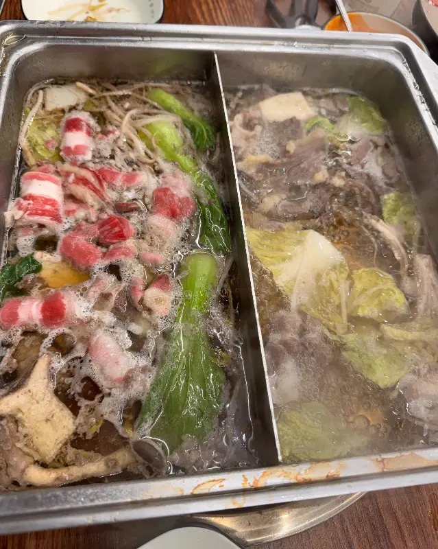 얼큰한 국물이 매력적인 샤브샤브