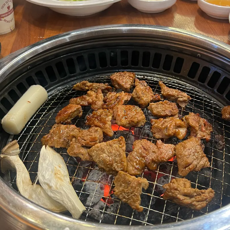 숯불 위에서 맛있게 익어가는 돼지갈비