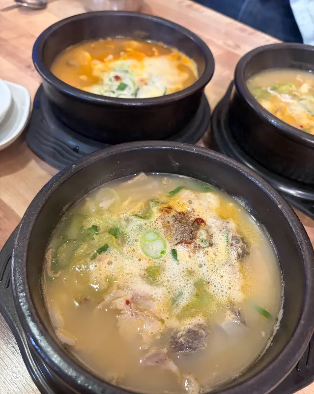 다양한 종류의 국밥이 놓인 테이블