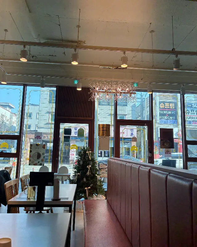 넓고 깨끗한 백소정 매장 내부