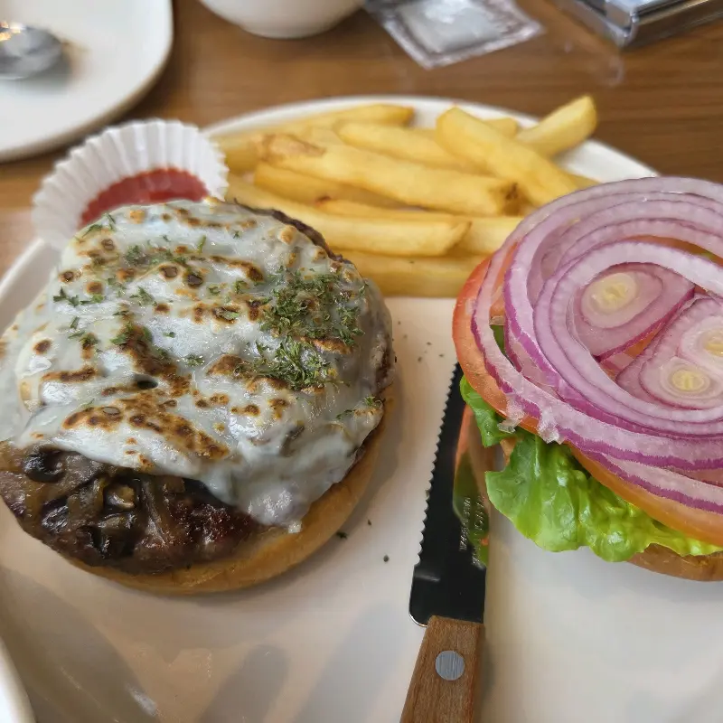 패티와 치즈, 야채가 듬뿍 들어간 수제 버거