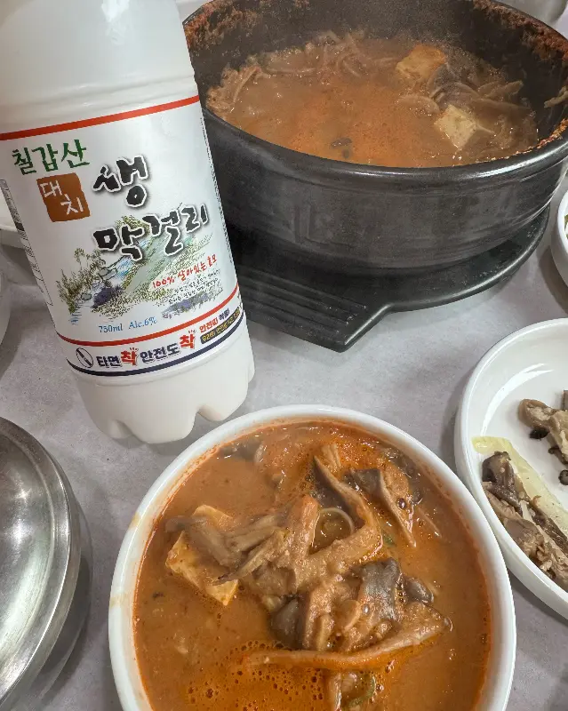 걸쭉하고 진한 청국장과 칠갑산 막걸리의 조화