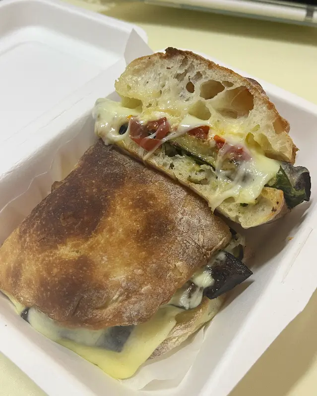 샌드위치가 담긴 포장 용기