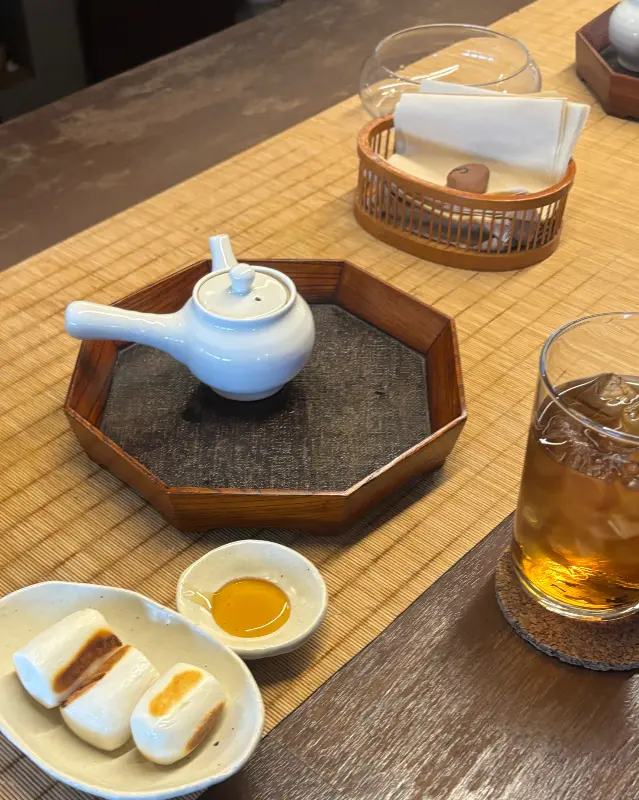 다사의 다과, 쑥떡과 꿀의 조화