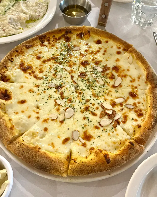 입안 가득 퍼지는 풍미, 치즈 피자