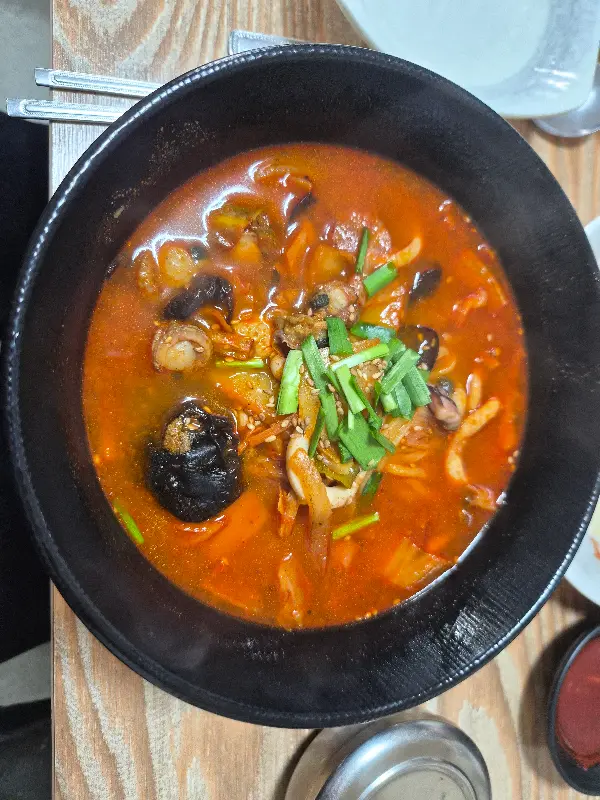 해산물이 가득 들어간 짬뽕의 모습