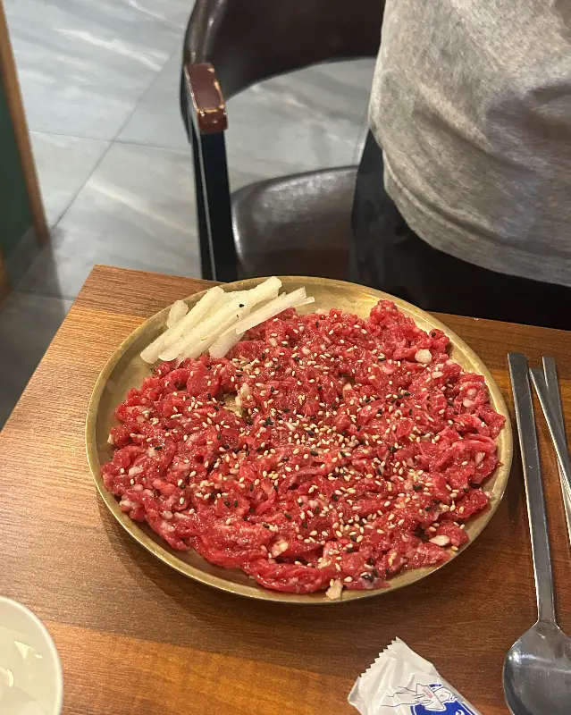 참깨가 뿌려진 신선한 육회의 클로즈업 샷