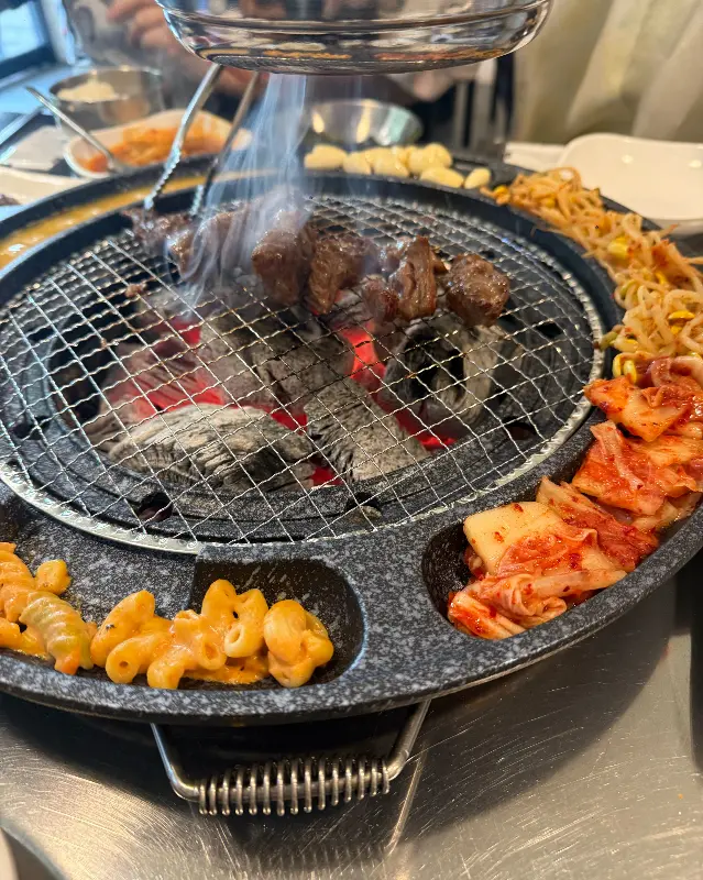 김치, 마카로니, 치즈를 구워 먹는 모습