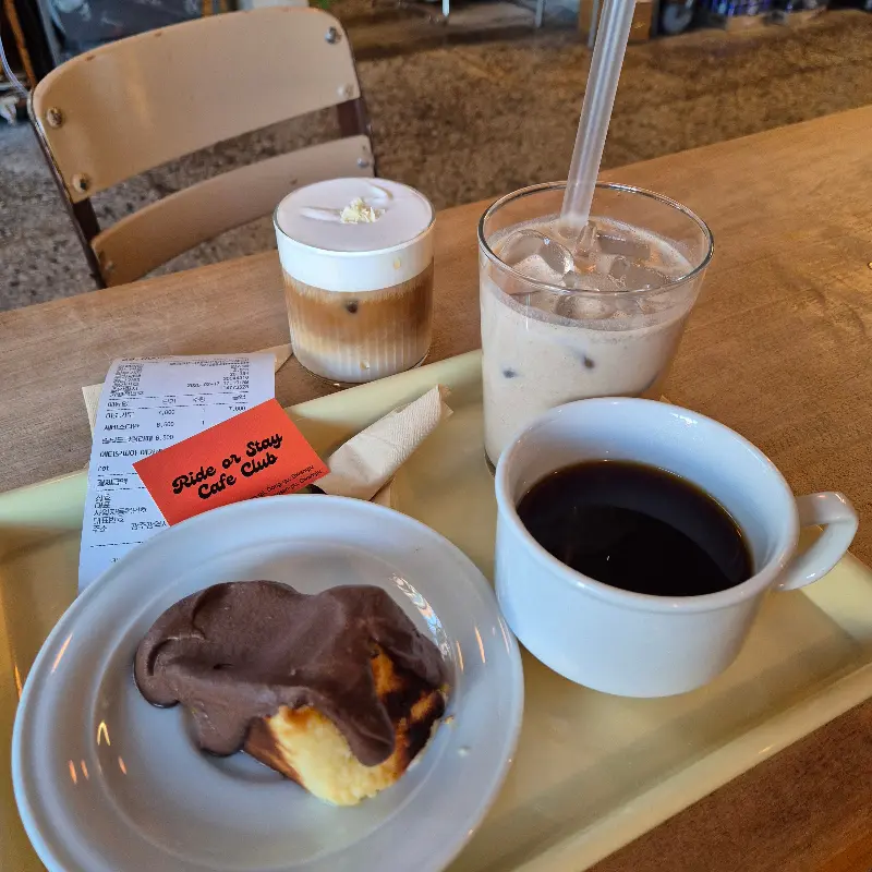 테이블 위에 놓인 다양한 음료와 디저트. 보기만 해도 행복해지는 비주얼을 자랑한다.