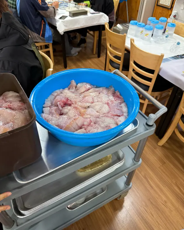 신선한 곰치 재료