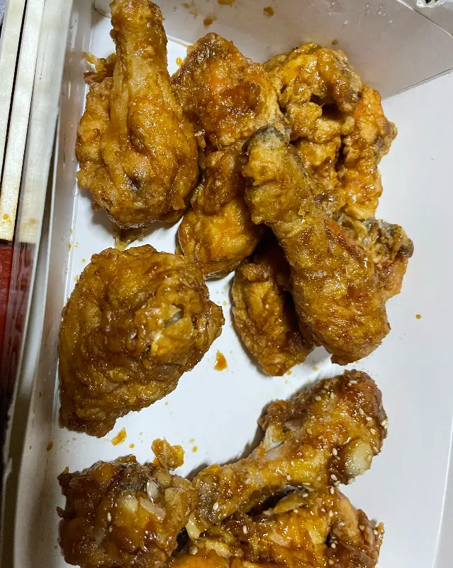먹음직스러운 간장치킨의 모습