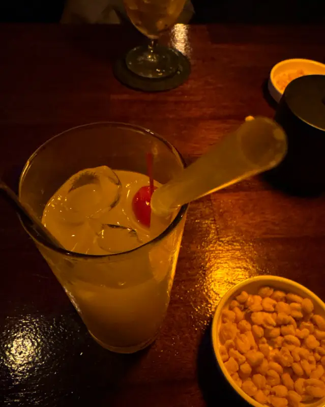 신비로운 분위기의 블랙아홉 칵테일