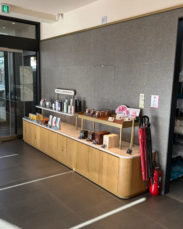 투썸플레이스 부산백운포점 1층 쇼케이스