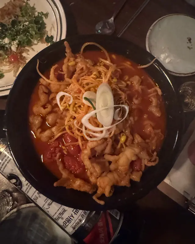 항공샷으로 담아낸 국물 닭발의 모습