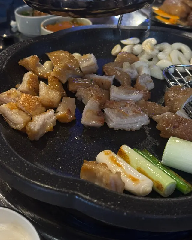 불판 위의 막창과 떡, 파인애플