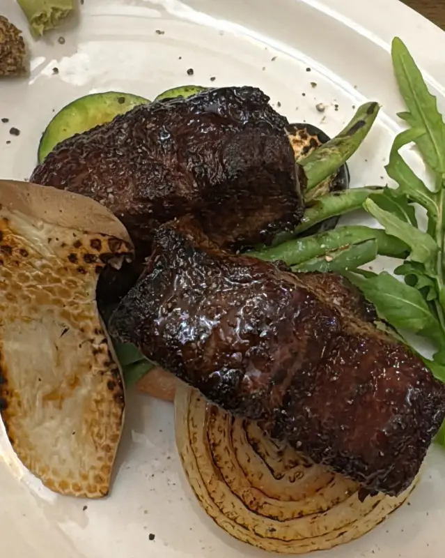 잘 구워진 스테이크의 모습