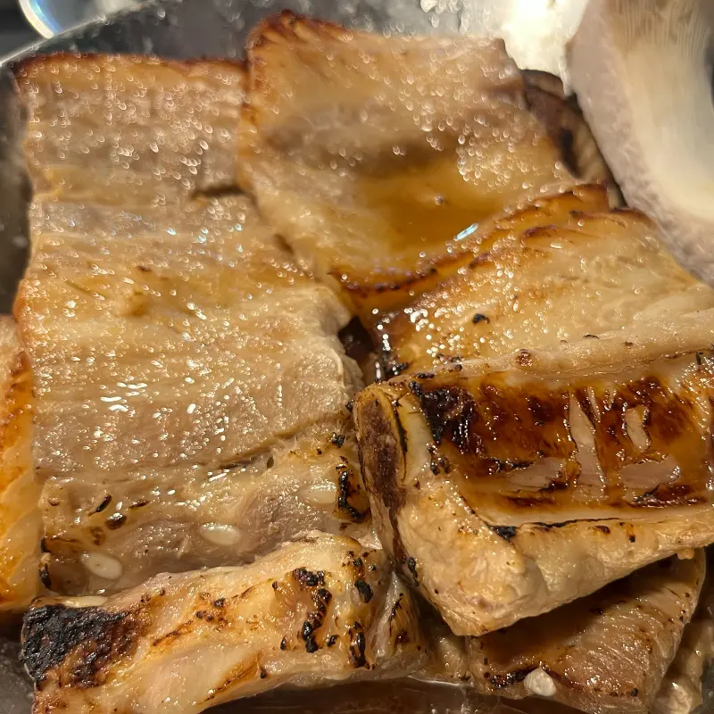 초벌되어 나온 돼지갈비의 클로즈업 사진