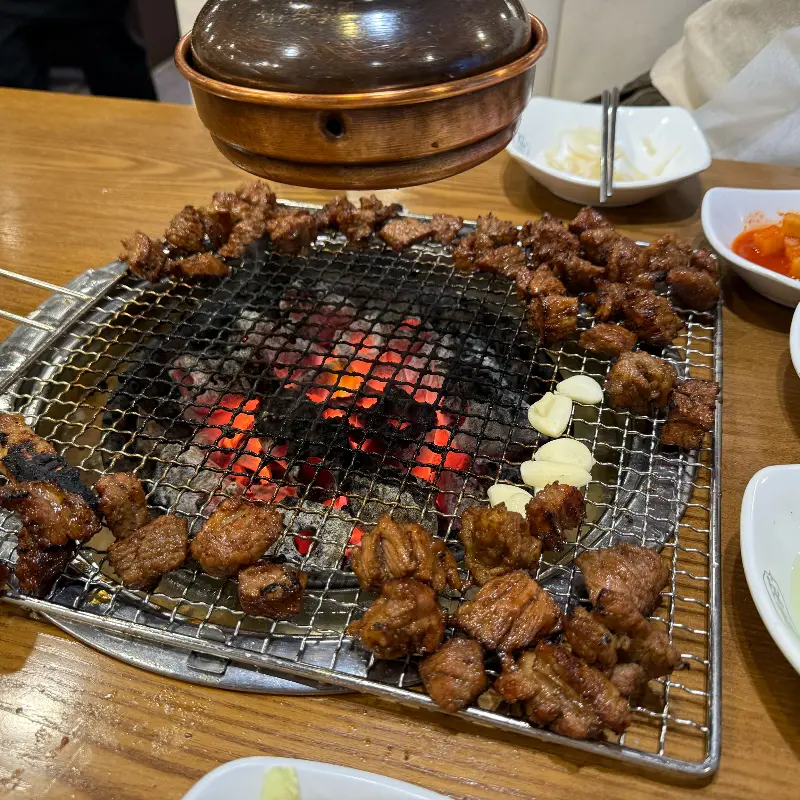 숯불 위에서 익어가는 돼지갈비