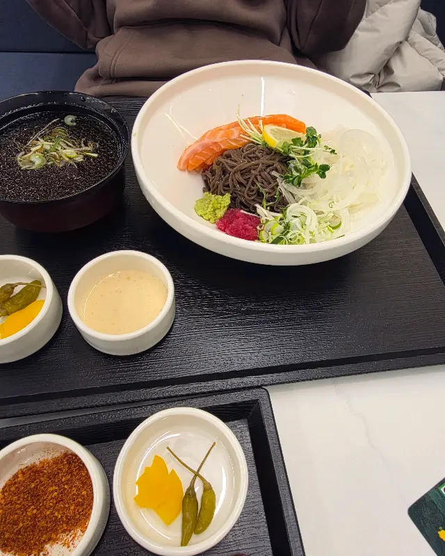 푸짐한 양과 매콤한 국물이 매력적인 매콤 어묵우동