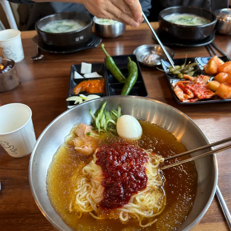 돼지국밥과 밀면