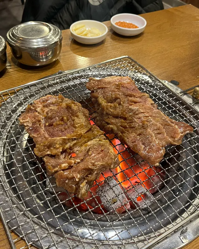 숯불 위에서 익어가는 돼지갈비