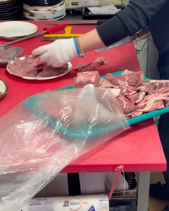 고기 손질 장면