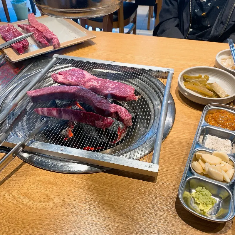 숯불 위에서 구워지는 고기