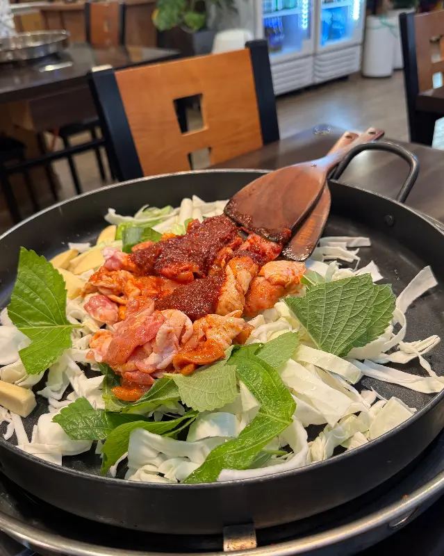 신선한 재료가 듬뿍 들어간 닭갈비