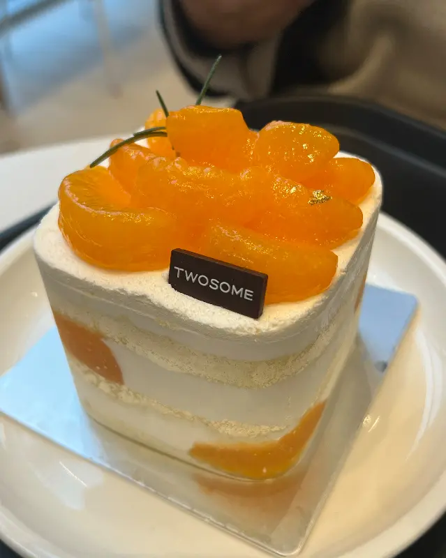 상큼한 비주얼의 망고 케이크