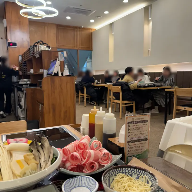 넓고 깨끗한 삼청동샤브 배곧점의 매장 전경