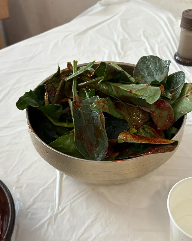 양념에 버무려진 신선한 시금치