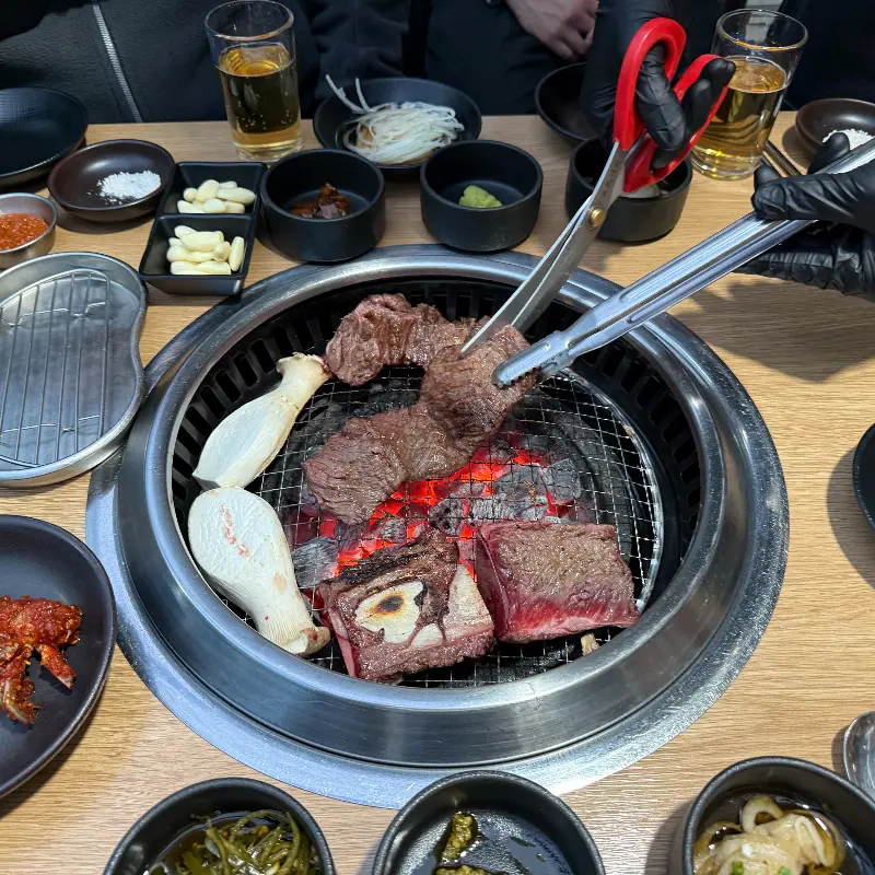 숯불 위에서 익어가는 갈비