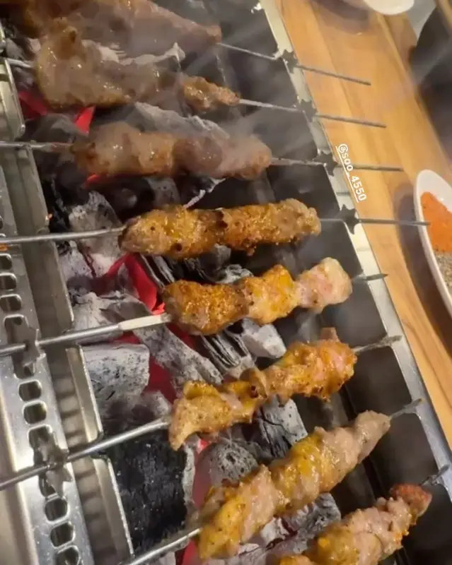 숯불 위에서 맛있게 익어가는 양꼬치의 향연