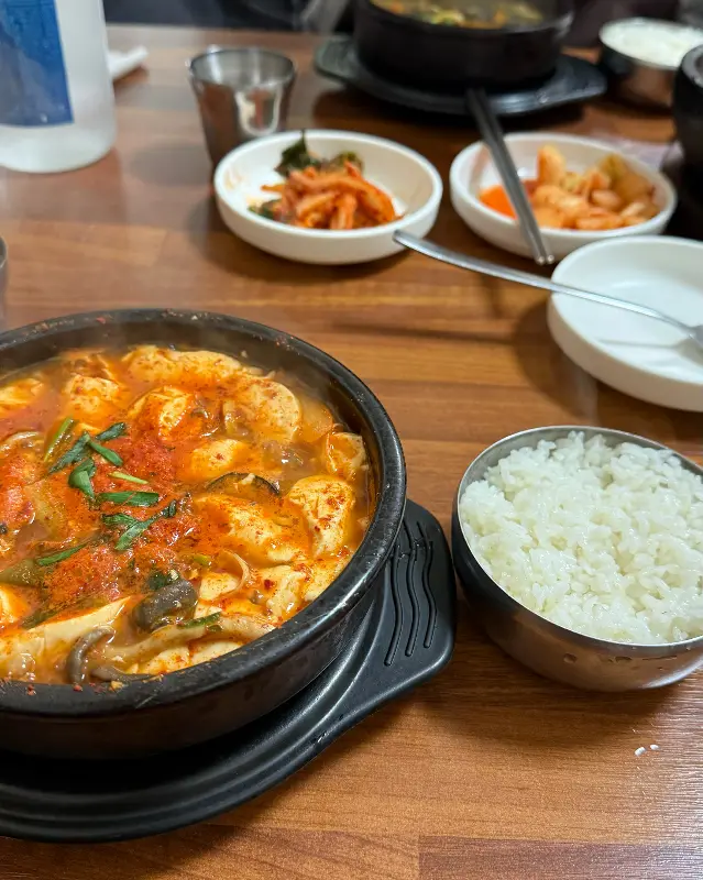 굴순두부찌개와 밑반찬