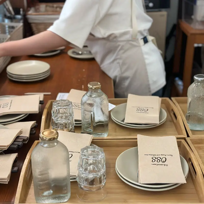 깔끔하게 정돈된 테이블과 식기류