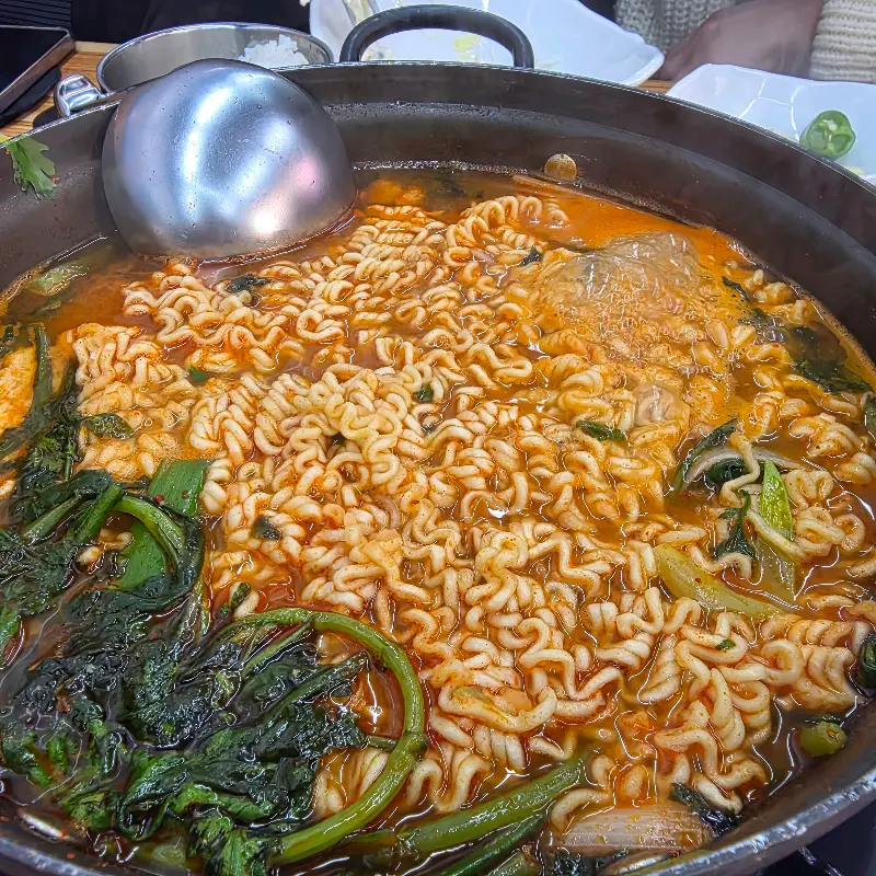 매운탕에 라면사리 추가